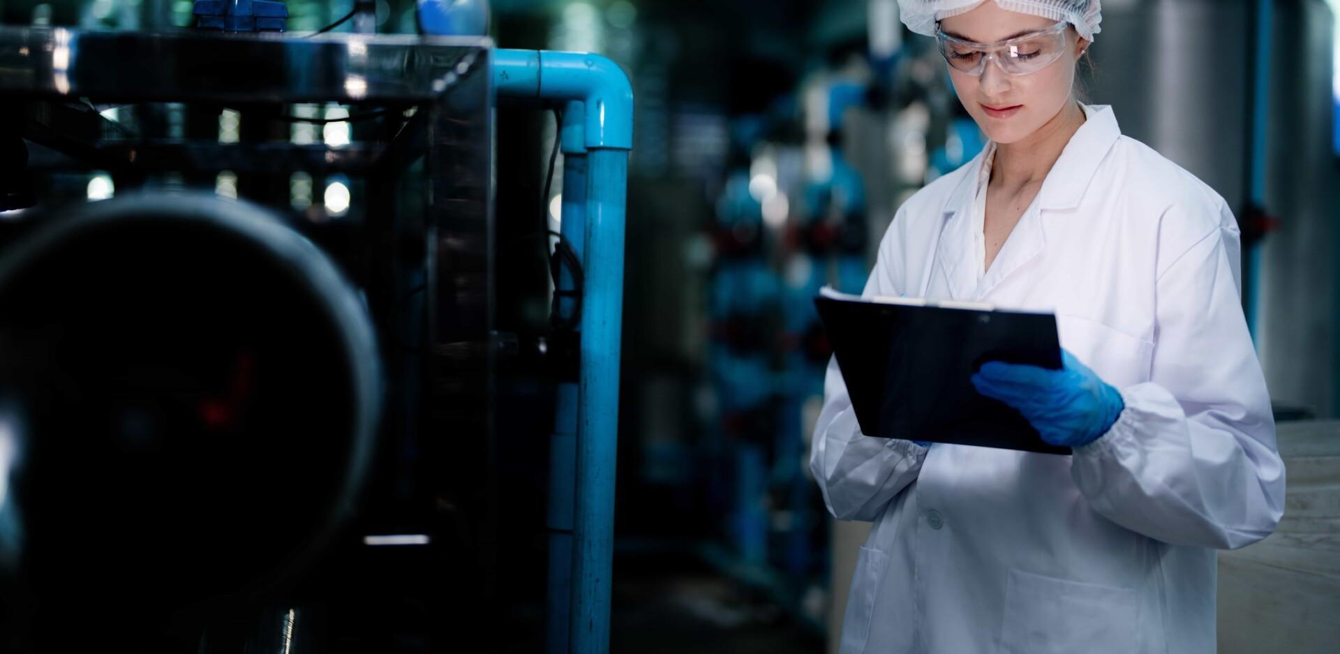 Kemikaalihallinnan henkilö laboratoriossa